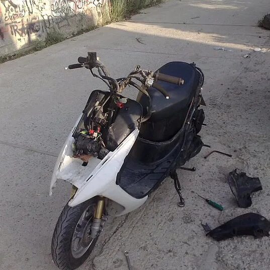 Катушка коммутатор сузуки сепия. Нету скутера. Блок предохранителей мопеда скиф. Нету скутера. Дио 34 белая.