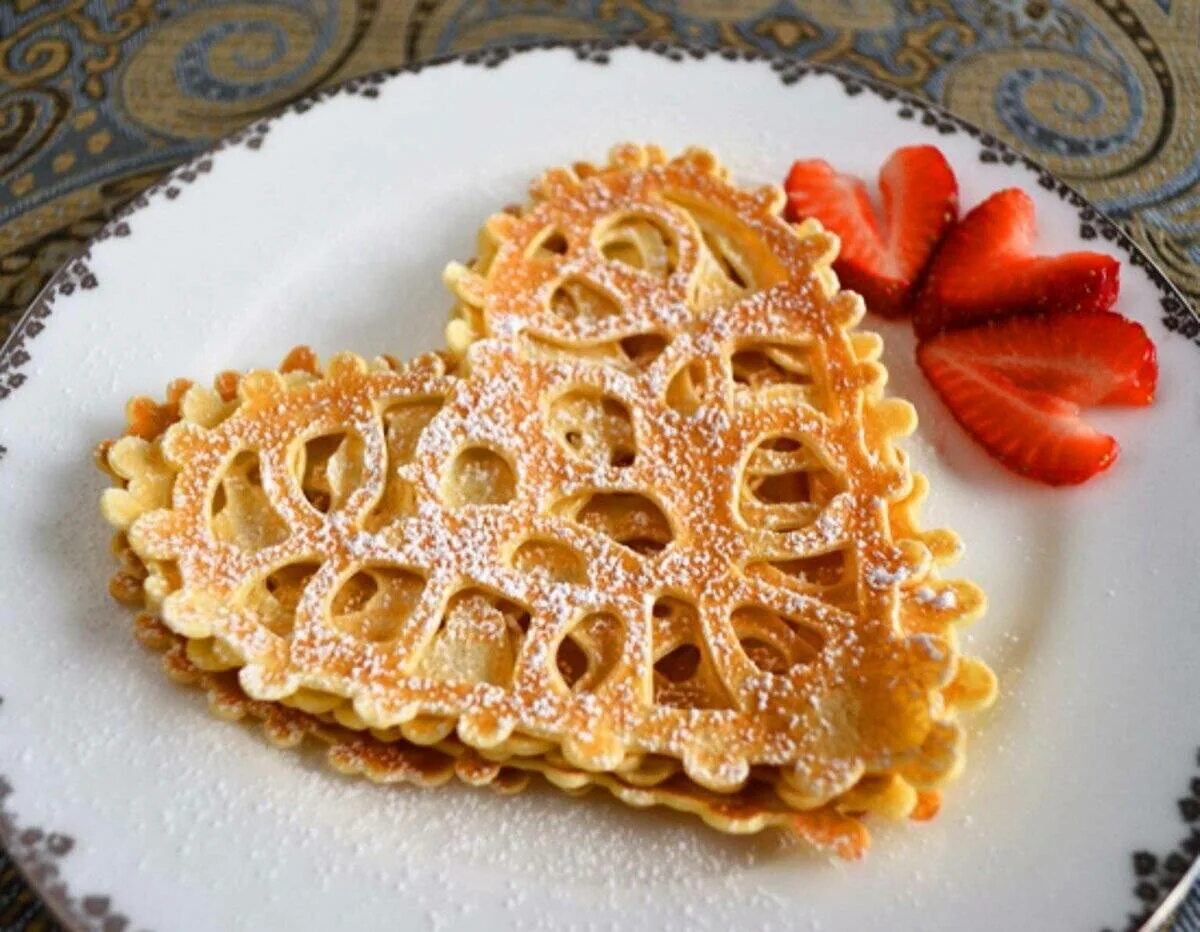 Тонкие ажурные блинчики. Ажурные заварные блинчики. Ажурные блинчики рецепт фото. Украшения из блинов. Кружевные блины на кефире.