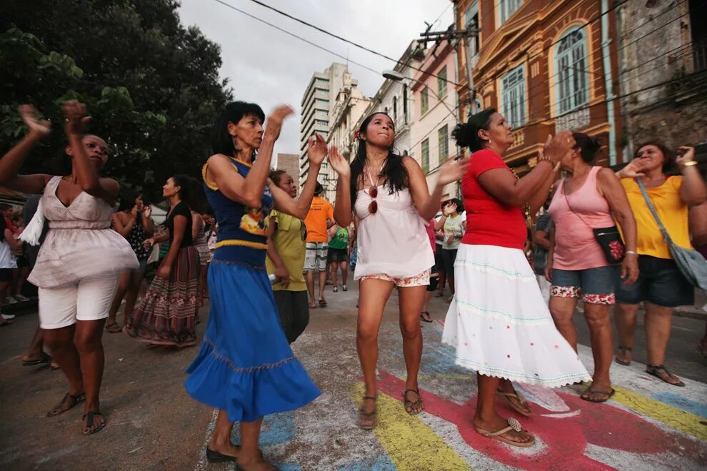 Где живет бразилия. Населенность Бразилии. Жители Бразилии в обыденной жизни. Испанцы на улице. Бразилия люди на улице.