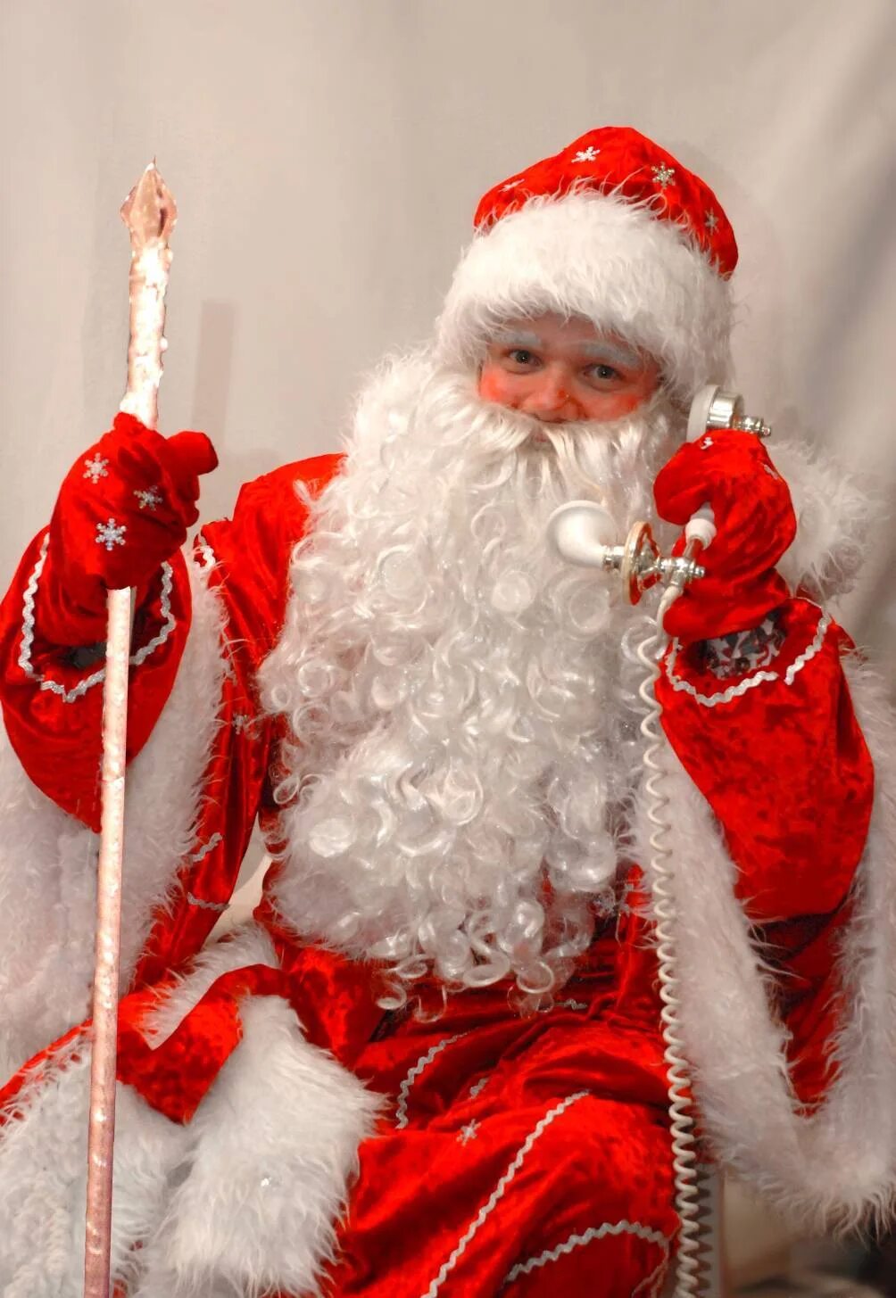 Бесплатный телефон деду морозу. Дед Мороз. Дед Мороз с телефоном. Русский дед Мороз. Настоящий дед Мороз.