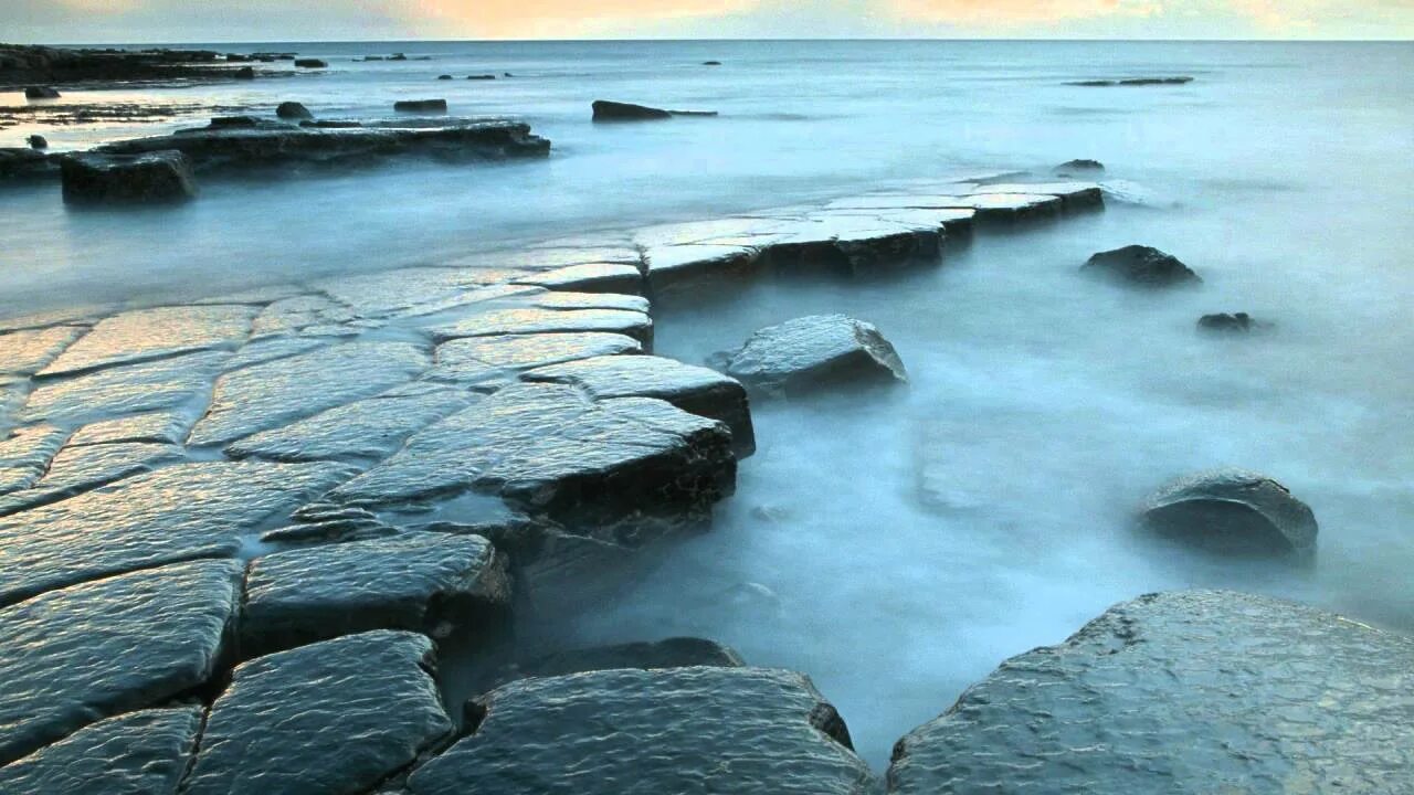 Море точит камни. Камни в воде. крупные плоские камни. каменный причал. каменные плиты в море.