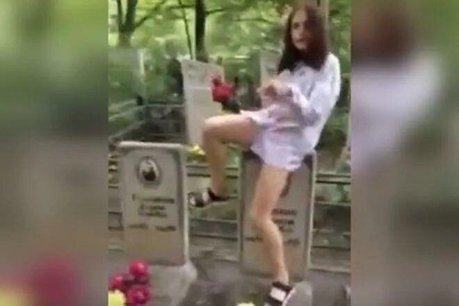 Девочка села на могилу. Школьница танцует на могилах. девочка танцует на могиле. девушка танцует на кладбище.
