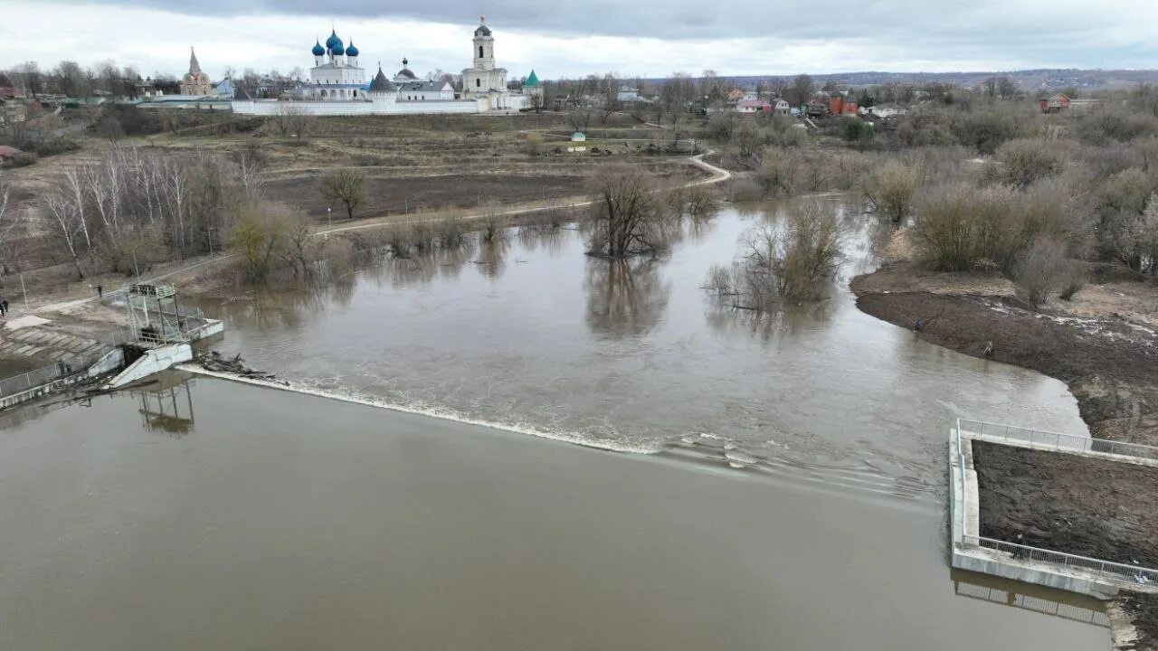 Паводок на оке в мос обл 2024. Половодье Серпухов 2023. Паводок на Оке 2023 Серпухов. Разлив на Оке Серпухов. Река Ока паводок.