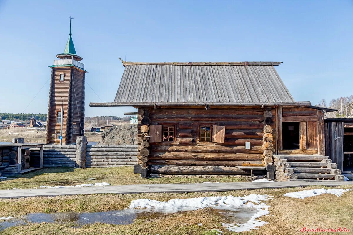 Обособленная крестьянская усадьба. Изба 17 века нижняя Синячиха. Деревянное зодчество. Деревня 16 века в России. Деревня 19 века в России.