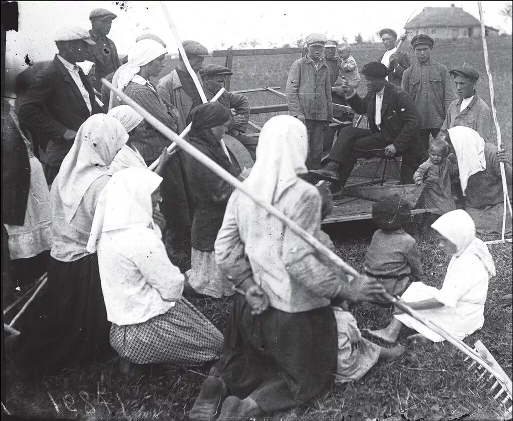 Коллективизация 1930 х. Колхозы ссср 1930е. колхоз 1930 коллективизация. крестьяне 1920-е годы ссср. общеколхозное собрание 1930.