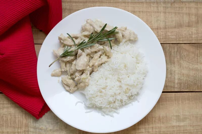 Рис с отварной курицей. Отварная курица с рисом. Белый рис с курицей. Курица с рисом с белым соусом.