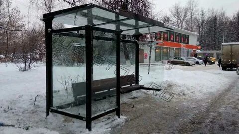 Встать у остановочного павильона на тротуаре