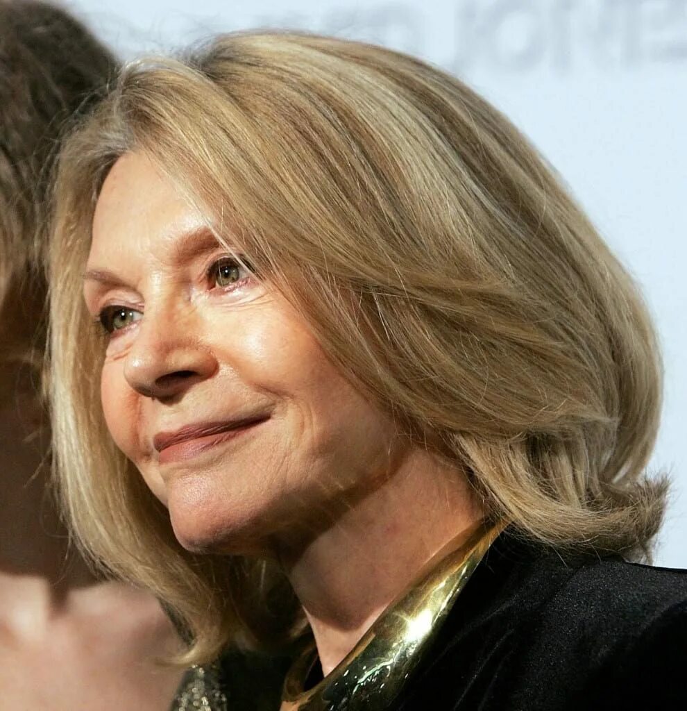 причёски 50 летним женщинам. стрижки на средние волосы которые молодят. длинные волосы после 50 лет для женщин. стрижки для женщин 50 лет. стрижки для пожилых женщин.