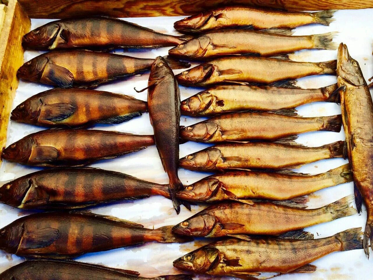 Щепа ольховая для копчения 200 гр //palisad camping/россия. Рыба горячего копчения сорта. Какие для копчения рыбы. Опилки для копчения. Копчение рыбы на производстве.