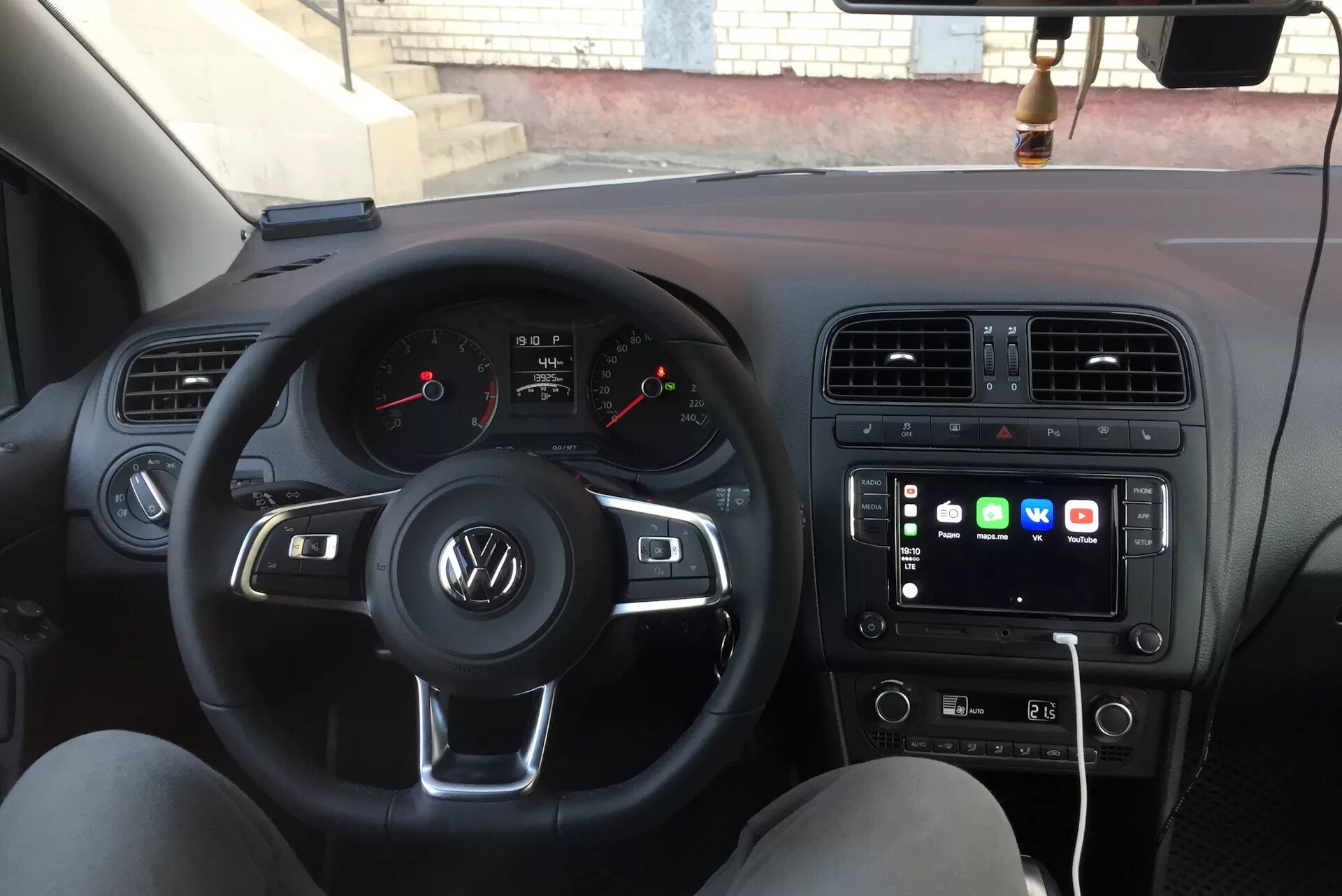 Торпеда фольксваген поло. VW Polo sedan Drive. Polo 2013 салон магнитола. Volkswagen Polo sedan 2017 салон. Тюнинг салона поло седан 2013.