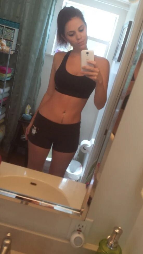 Фото девушек в ванной в зеркале. Девушка перед зеркалом фигура. селфи девушек в домашних. девушки в топиках перед зеркалом. селфи девушек в домашних условиях.