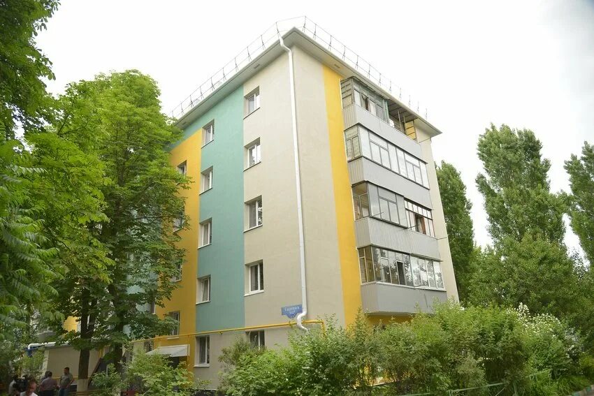 панельный многоквартирный дом. реконструкция фасадов до и после. капремонт фасадов многоквартирных домов. после капитального ремонта здания. белгород пятиэтажка отремонтированная капремонта.