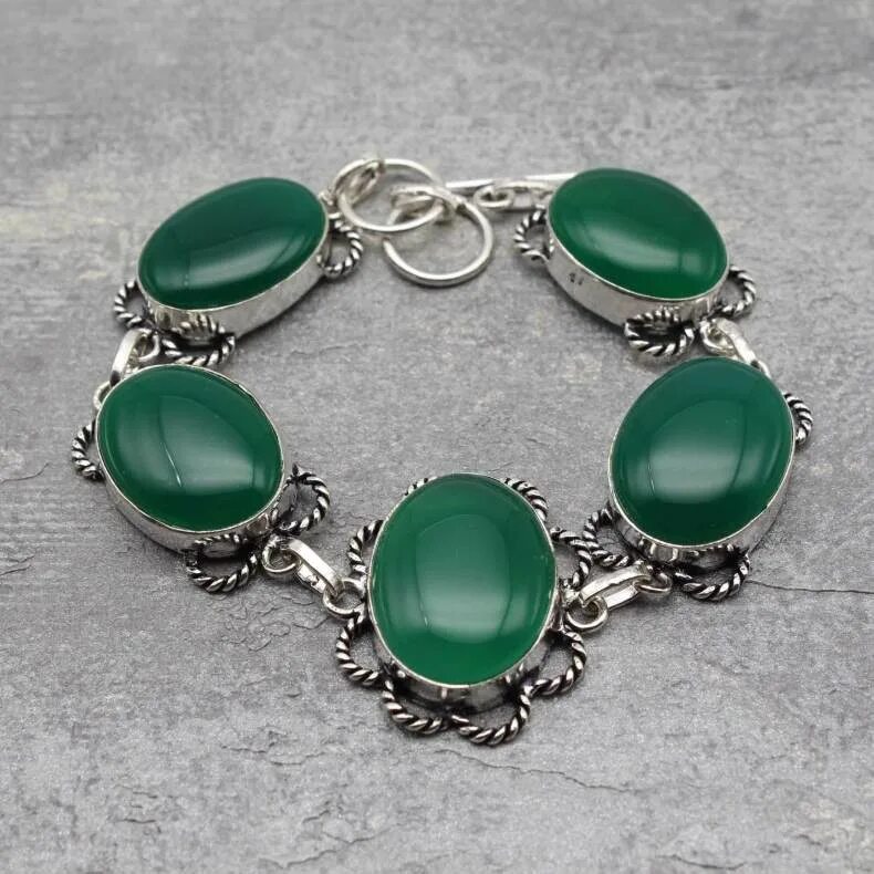 Хризопраз камень. Халцедон хризопраз. Хризопраз украшения. Хризопраз камень. Хризопраз сочетается.