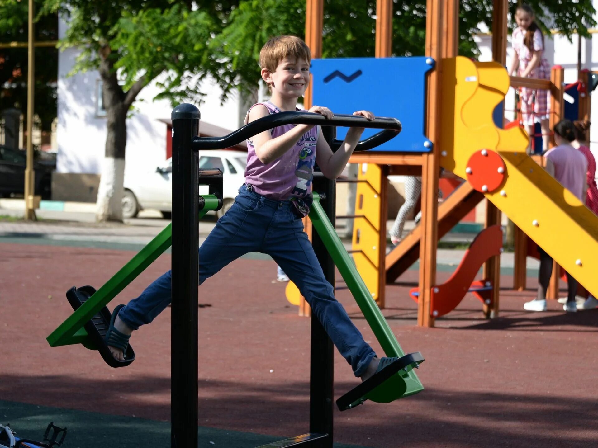 Детские площадки можно ли гулять. Дети на детской площадке. Детские площадки для детей. Спортивные тренажеры на детских площадках. Детские площадки уличные.