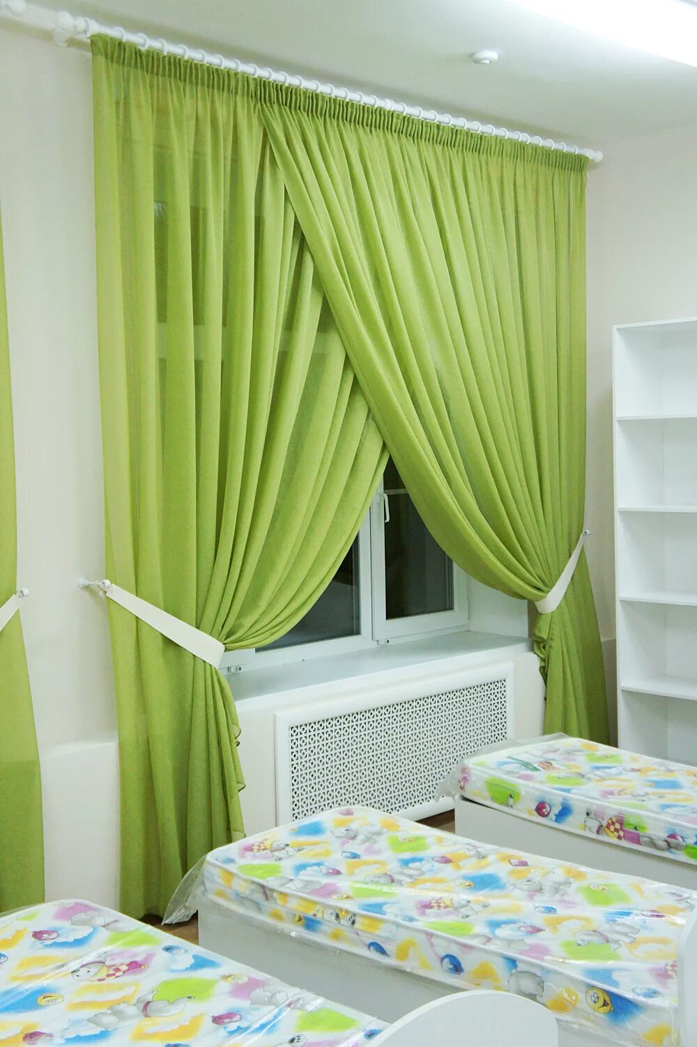 тюль в комнату. шторы в детскую комнату мальчику салатовые. детские зеленые шторы. зеленые шторы в детскую. занавески в комнату для девочки.