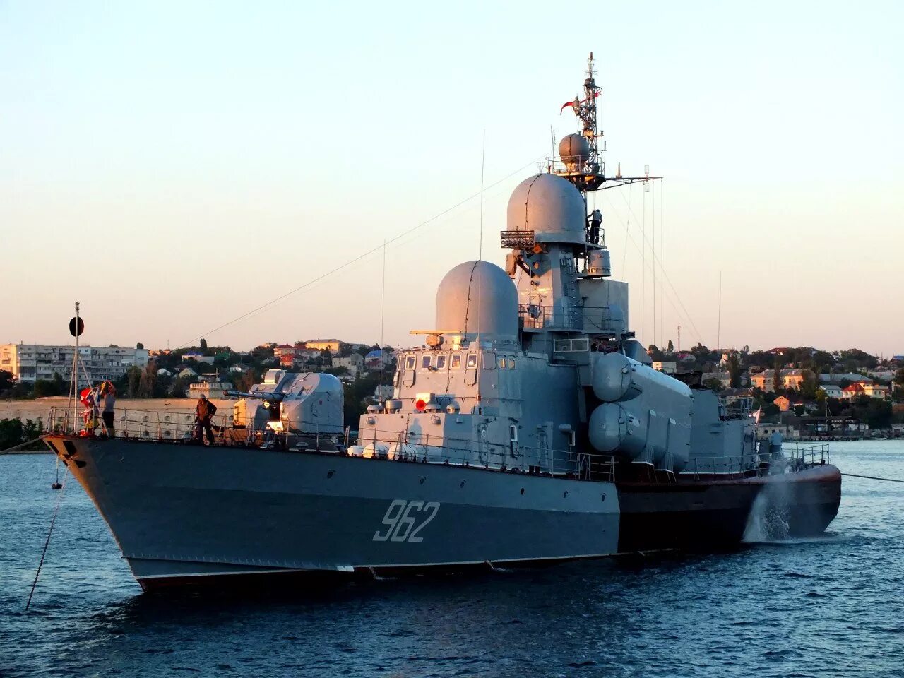 Ракетный катер ивановец. Ракетный катер молния 1241. Ивановец проекта 1241. Ракетный катер ивановец. Ракетный катер вмф ивановец.