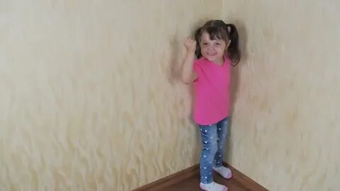 Дочка стоит в углу