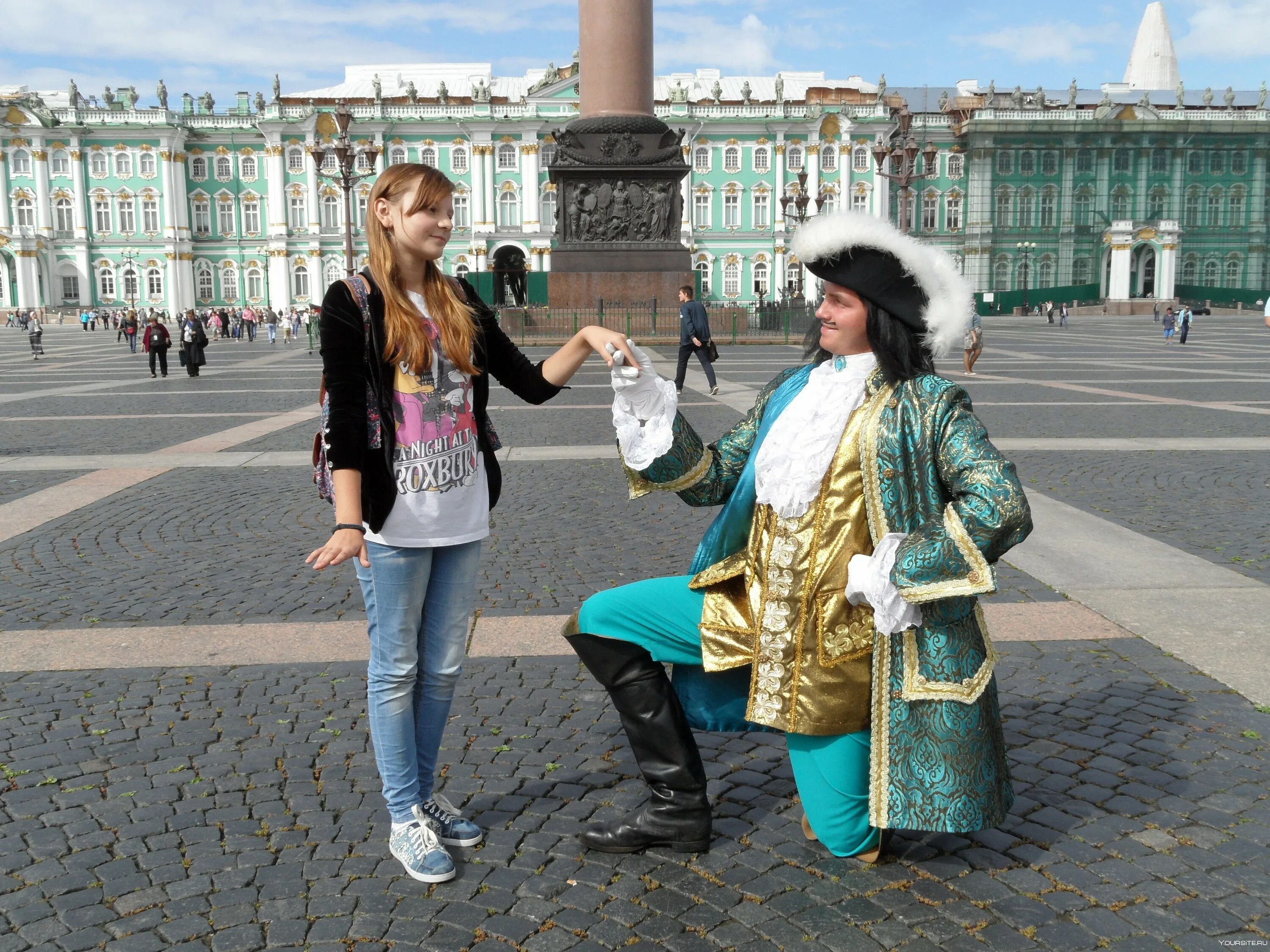 Туристы в Санкт-Петербурге. Путешественники в Питере. Петербург туризм. Одежда для экскурсий по городу. 1 половина мая