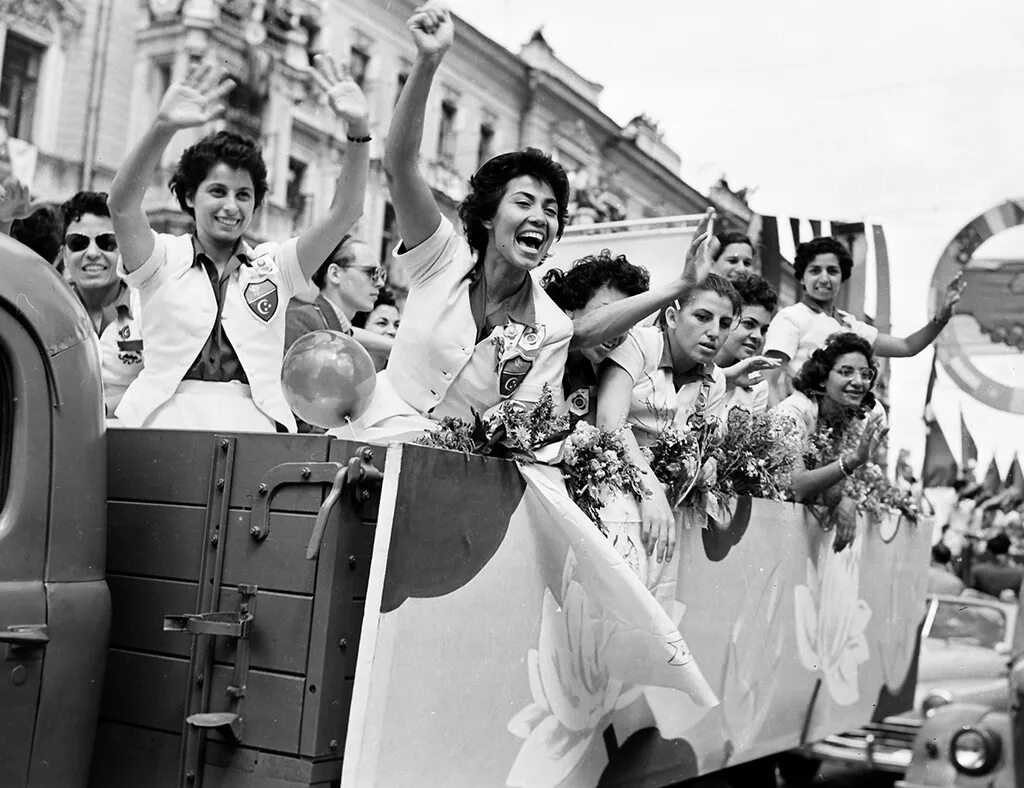 Vi всемирный фестиваль молодёжи и студентов в москве 1957 года. Vi всемирный фестиваль молодежи и студентов в москве. Фестиваль молодежи в 1957 году в москве. Фестиваль молодежи в 1957 году в москве. Vi всемирный фестиваль молодёжи и студентов в москве 1957 года.