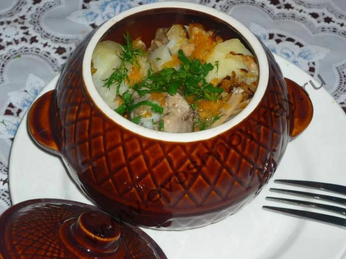 Сколько готовится курица в горшочках. Горшочки с мясом и картофелем. мясо в горшочках с картошкой. горшочки с мясом и картофелем в духовке. жаркое в горшочках в духовке.