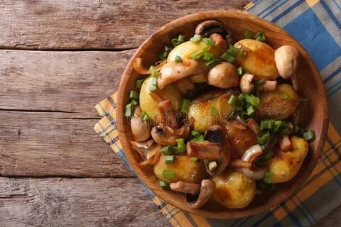 Картошка с курицей и маринованными грибами