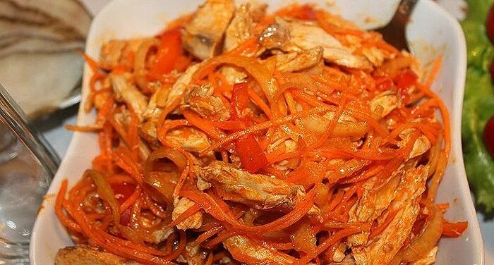 Курица по корейски в домашних условиях. Корейские морковь Хе. Хе из курицы по-корейски с морковью. Корейский салат Хе. Корейский салат Хе из курицы.