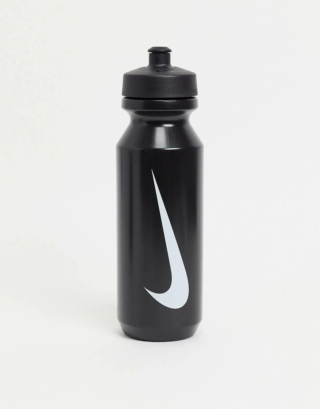 Темные бутылочки. Бутылка Nike. Бутылка для воды черная. Питьевая бутылка Nike. Спортивная бутылка черная.