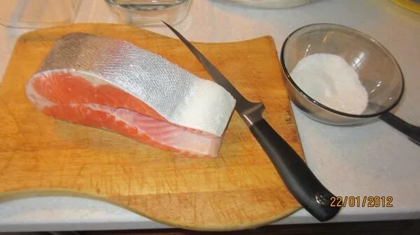 Сколько соли на красную рыбу. Солим 500 грамм красной рыбы. Можно ли красную рыбу сварить соленую.