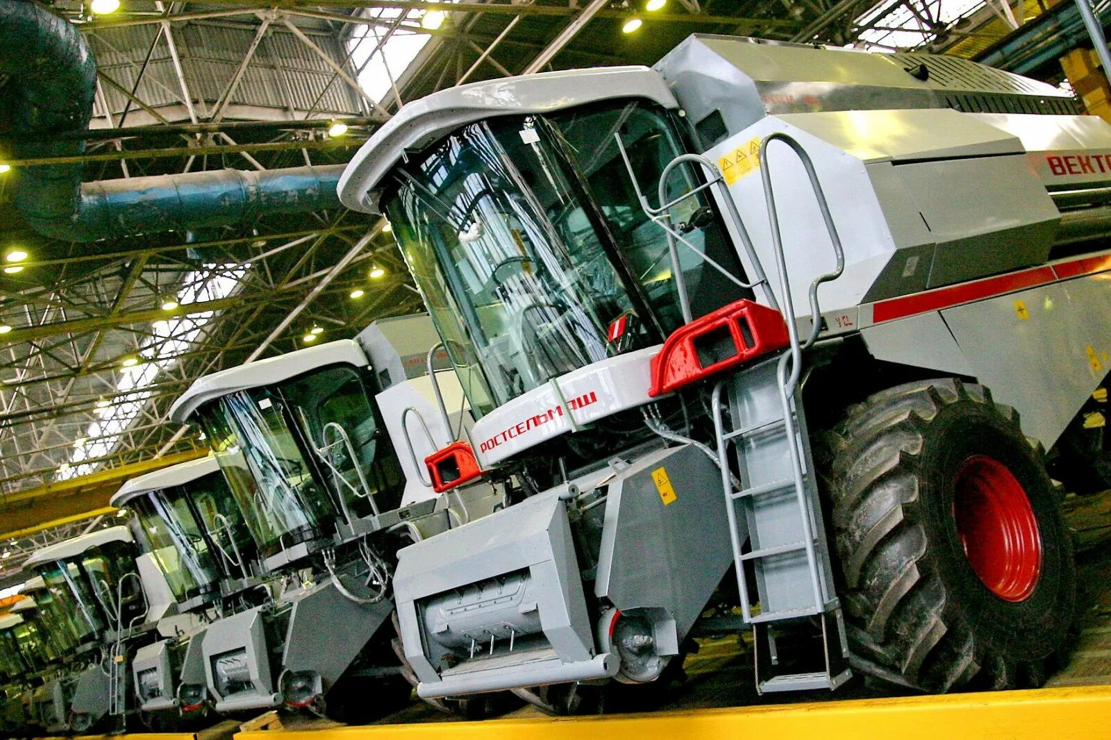 Зерноуборочный комбайн rsm 161. Комбайн ростсельмаш рсм. Ростсельмаш acros 585. Россельмашко мбайн т500. Трактор ростсельмаш 2400.