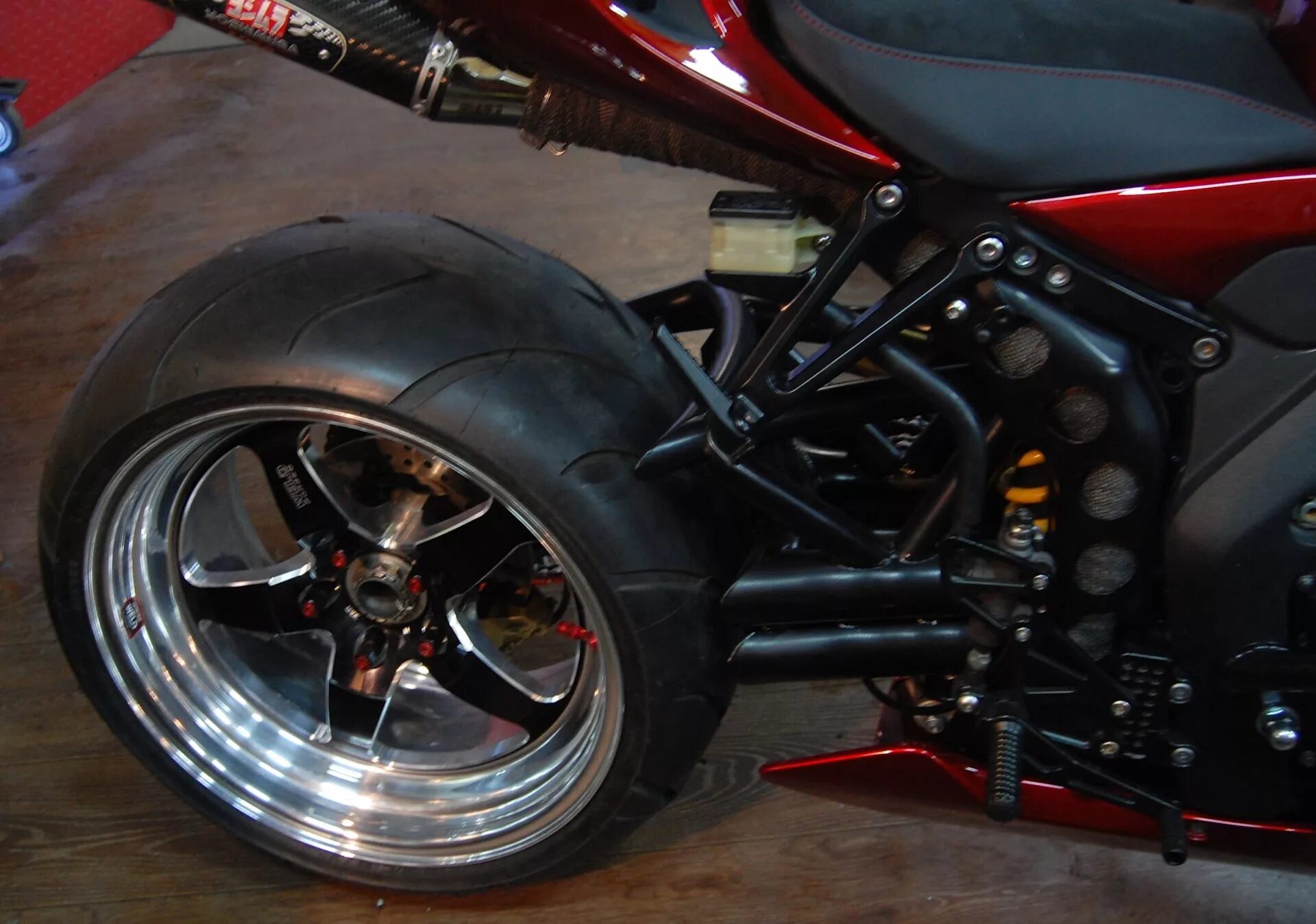 Консольный маятник на honda cbr1000rr. Bmw r1200gs паралевер. Triumph street triple в тюнинг. Bmw 1200 консольный маятник. Консольный маятник на мотоцикл урал.