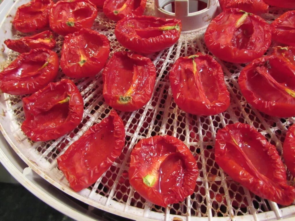 Вяленые томаты в сушилке для овощей рецепт. Грильков вяленые томаты. Найджела Лоусон вяленые помидоры. Лазерсон вяленые помидоры.
