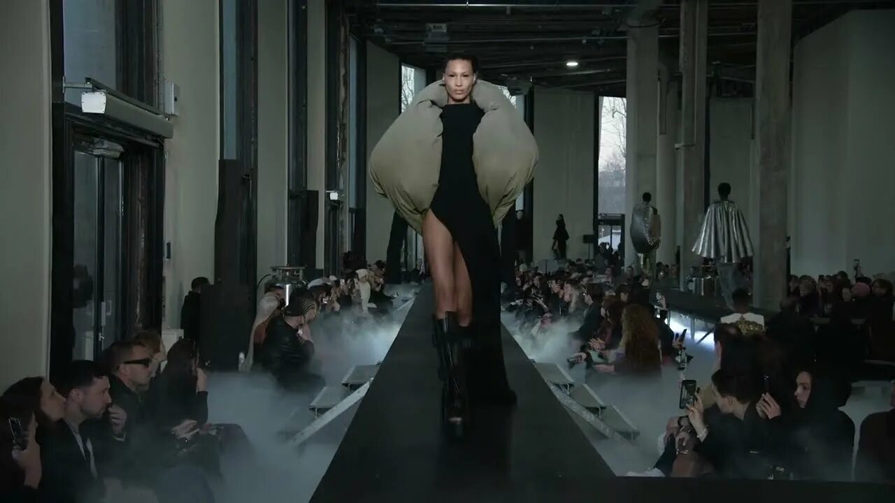 Рик оуэнс показ 2024. Rick owens показ. Рик оуэнс показ 2024. Рик оуэнс показ 2024. Rick owens fashion show 2022.