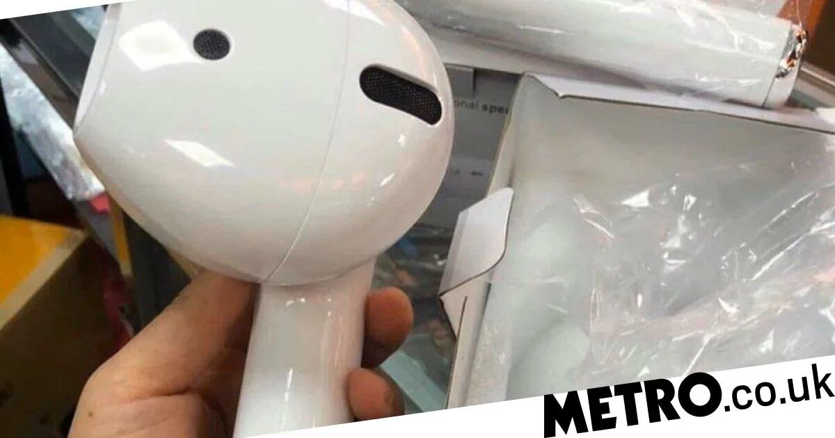 Поддельный airpods. Огромный AIRPODS. Огромные наушники AIRPODS. Паленые айрподсы огромные. AIRPODS паленые.