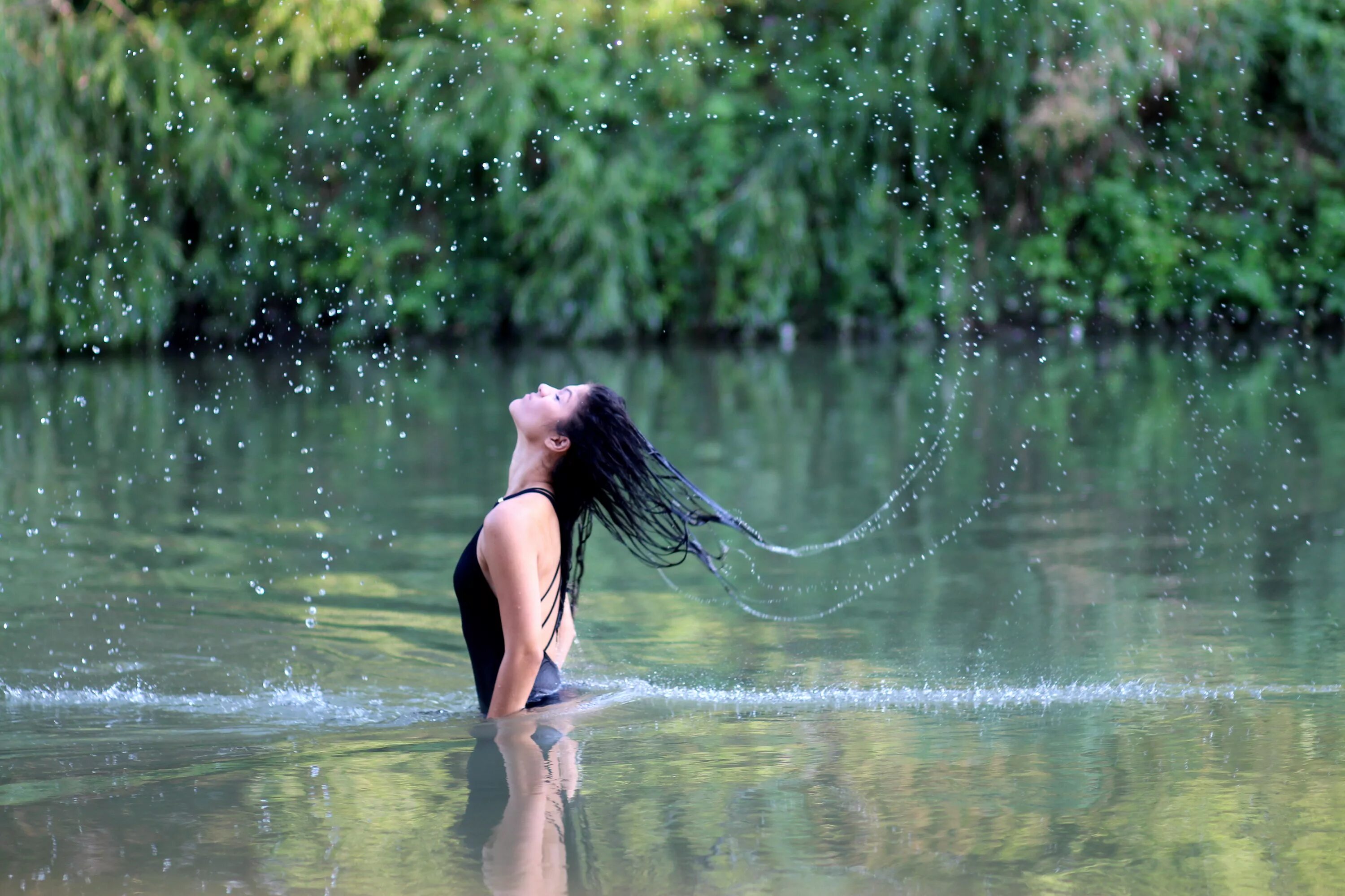 Девушка в воде. Фотосессия на озере. Фотосессия у реки. Фотосессия в воде.