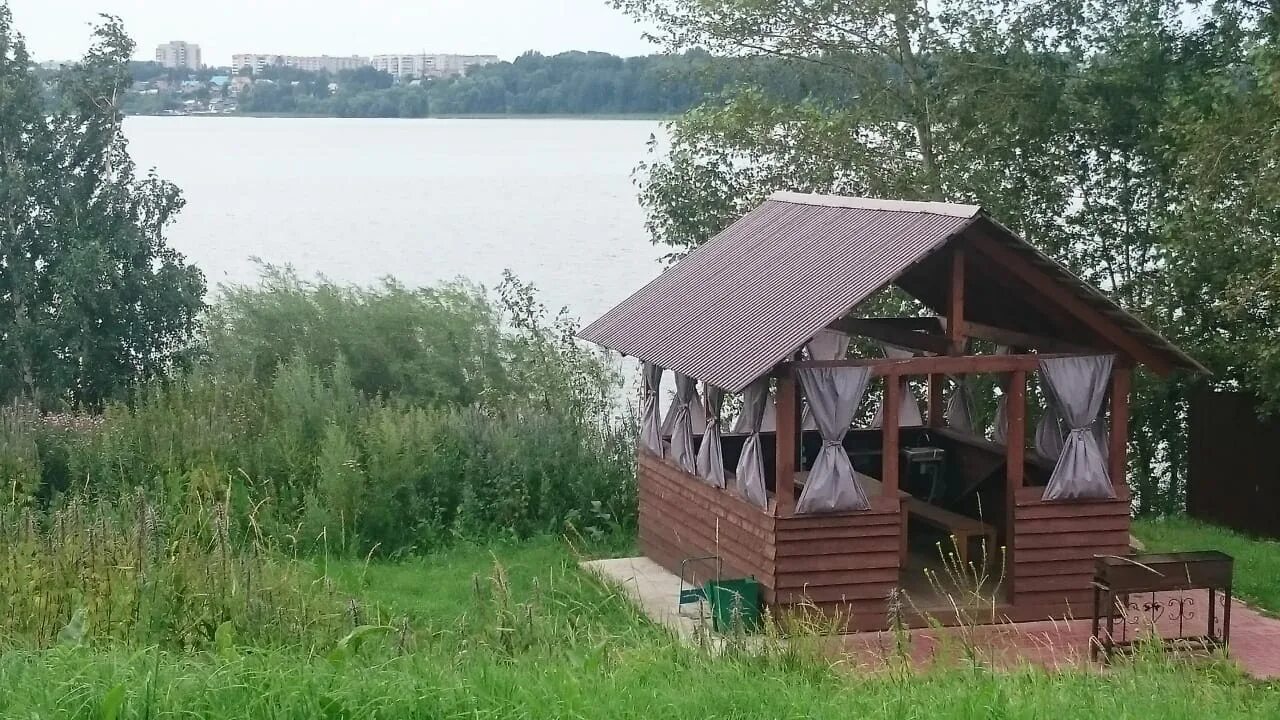 Беседки саранск аренда. Корчагинец Саранск беседки. Беседки на пруду Корчагинец. Пруд Корчагинец Саранск. Чистые пруды Саранск беседки.