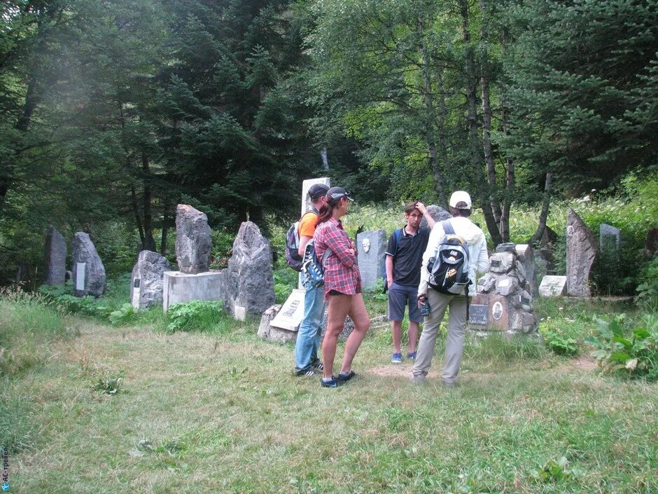 кладбище альпинистов в домбае. кладбище погибших альпинистов в домбае. кладбище альпинистов приэльбрусье. мемориальное кладбище альпинистов домбай. кладбище альпинистов в домбае.
