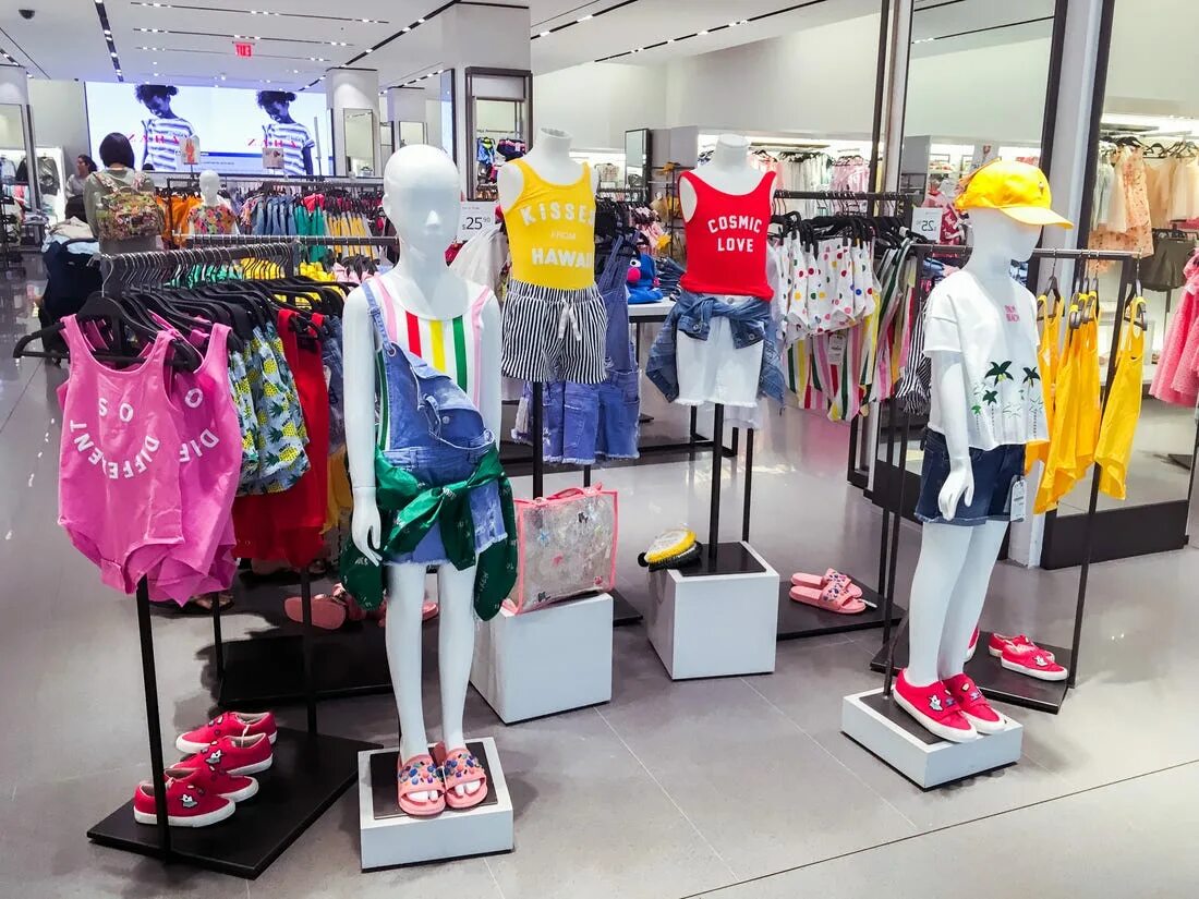 Витрина zara европолис. Zara магазин детской одежды. Развеска одежды в детском бутике. Zara афимолл. Развеска одежды в детском бутике.