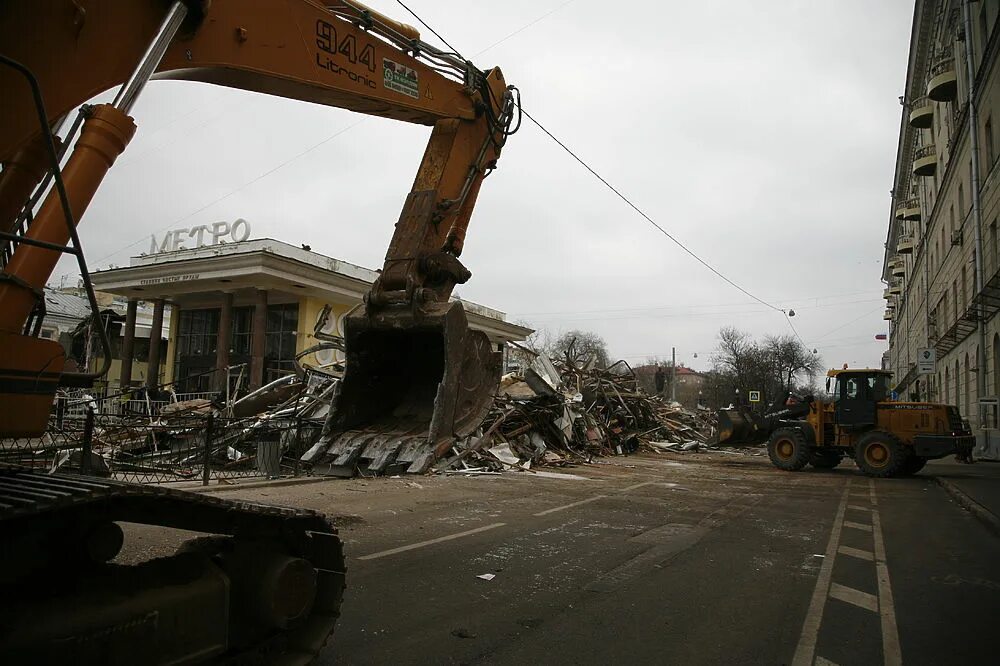 Снос тц мир. Ночь длинных ковшей. ночь длинных ковшей в москве. снос ларьков в москве. ночь длинных ковшей до и после.