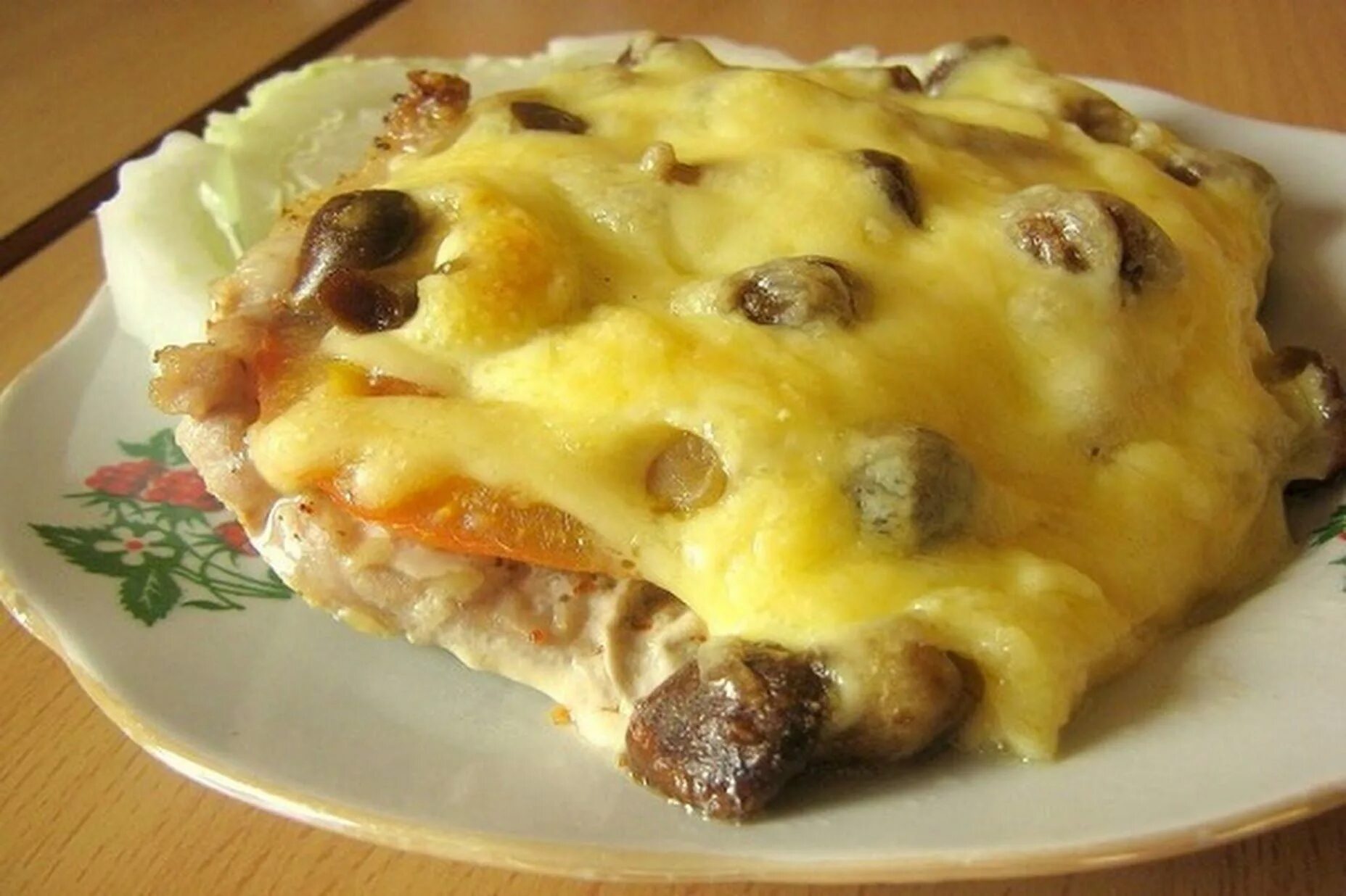 Мясо по купечески с грибами и сыром. Свинина по купечески с грибами. Мясо по-купечески с грибами. Отбивные по купечески в духовке. Мясо по-купечески с грибами.