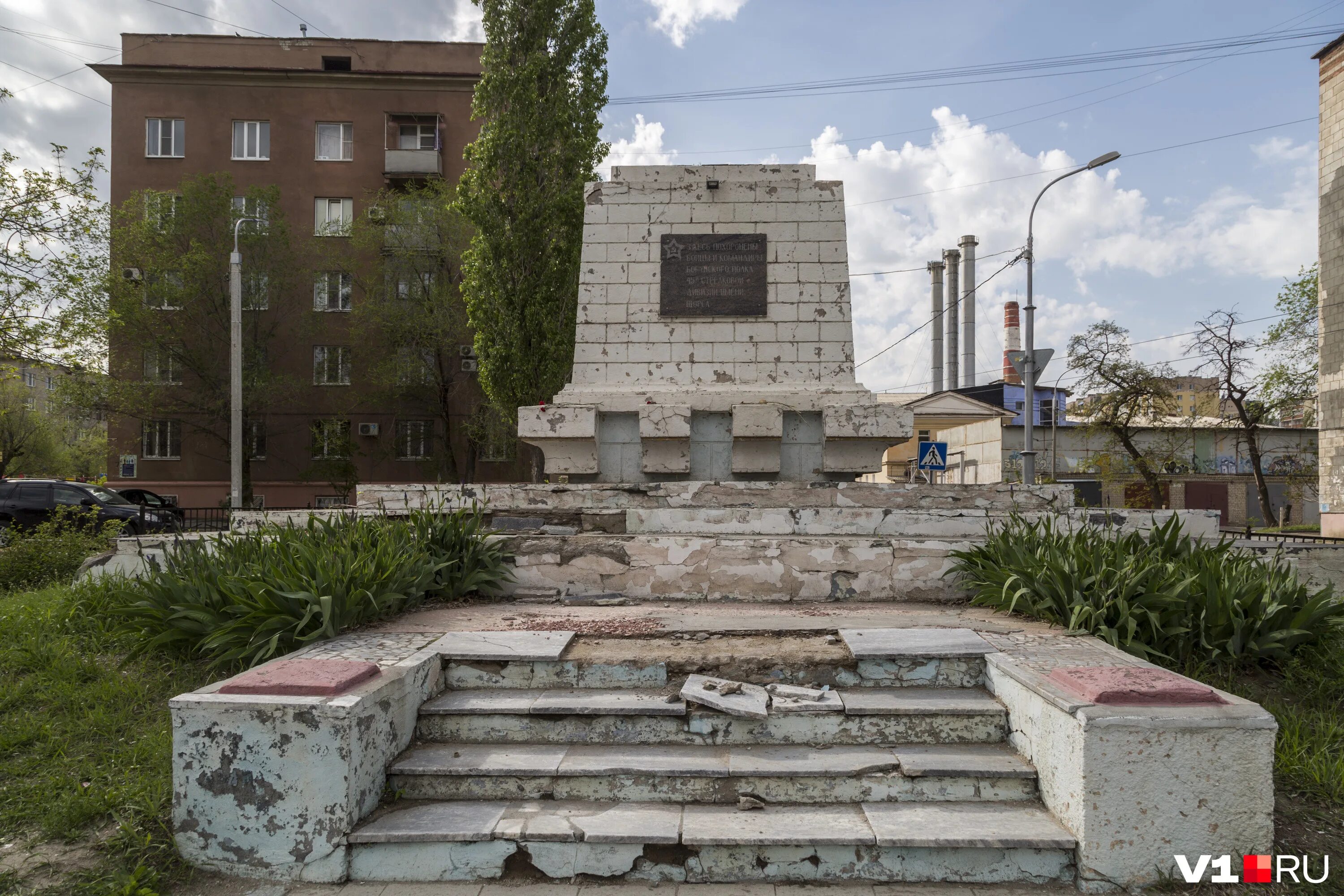 Памятник на Таращанцев Волгоград. Богунский памятник Волгоград. Волгоград военные памятники и могилы в Краснооктябрьском районе. Волгоград 2000 год