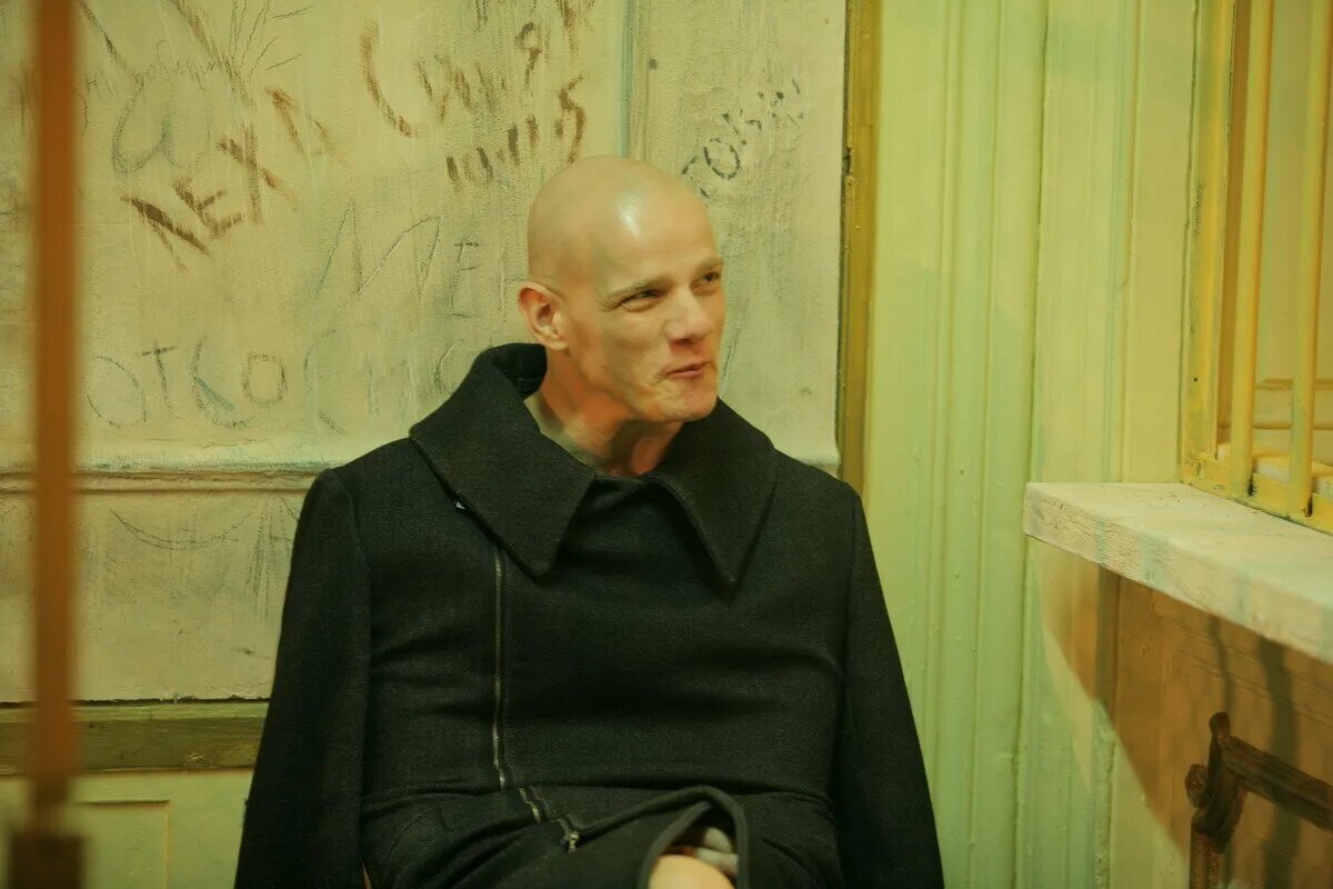 походка джека воробья. деклан маккенна конец гребаного. сбежавший конец. свет в конце тоннеля и девушка. сбежавший конец.