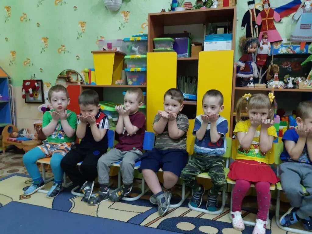 детский сад тнр. дети с тнр логопед. школа для детей с речевыми нарушениями. групповые занятия лого. воспитатель и дети в детском саду.