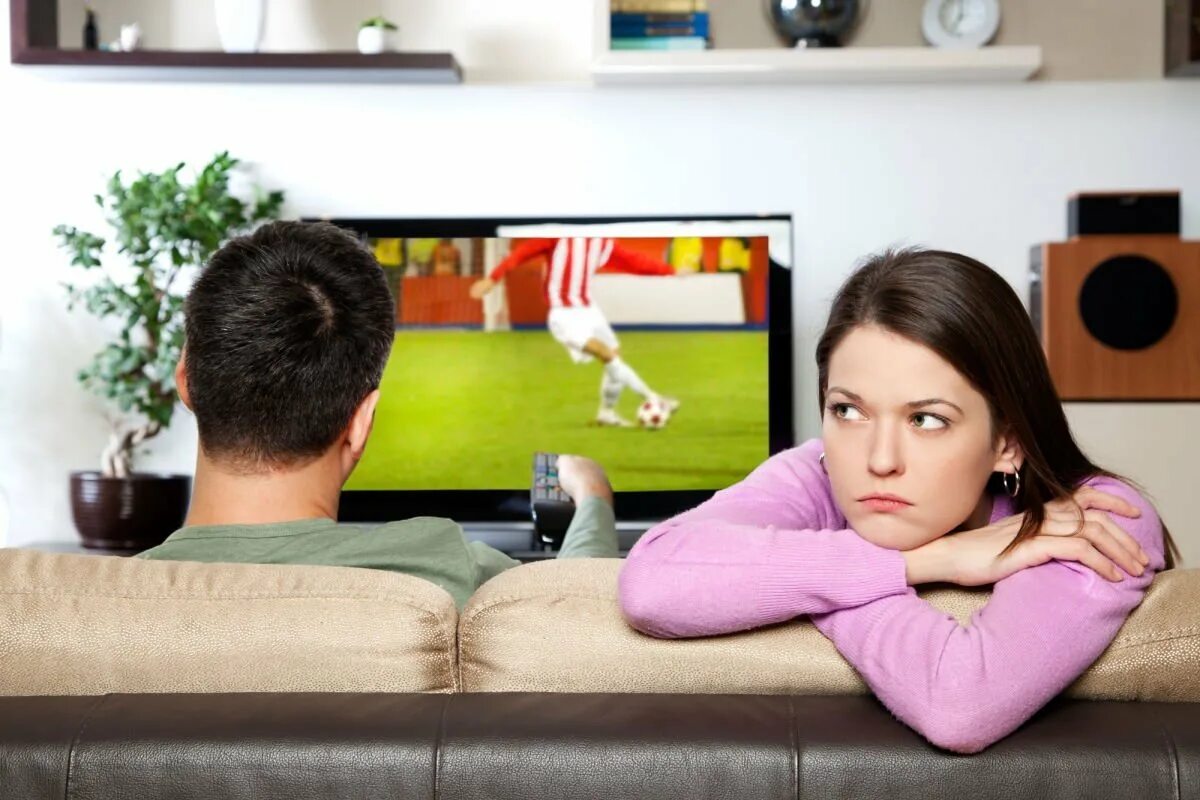 сидит на диване. человек на диване. позы на диване. женщина воспитывает мужчину. парень и девушка на диване.