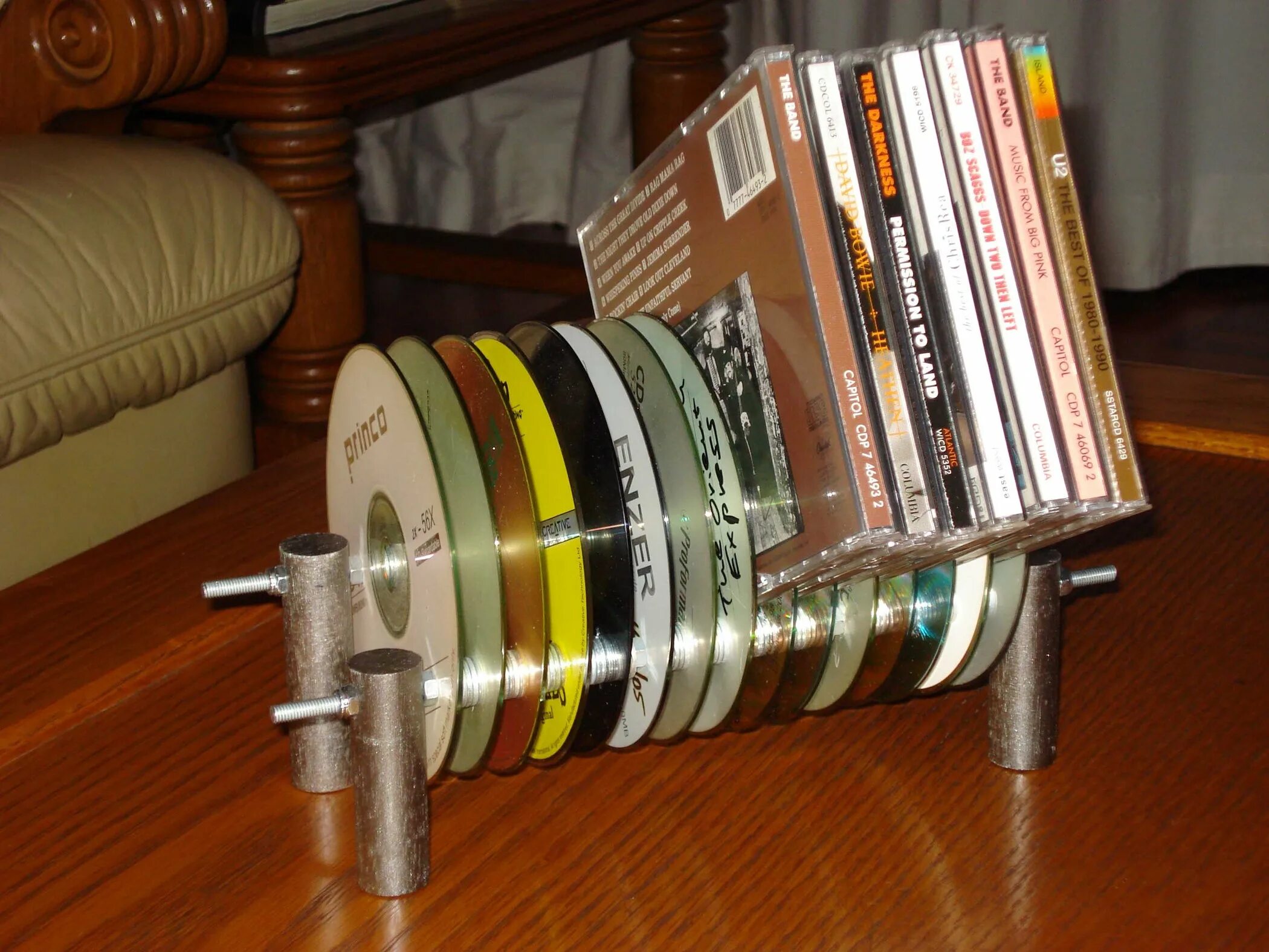 Самодельные изделия. Изделия из компакт дисков. Поделки из ненужных вещей. Самоделки из подставки для компакт дисков. Самодельная подставка для дисков.