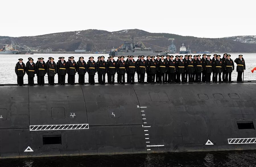 Военный моряк подводник. Парад ВМФ подводные лодки. Парад ВМФ В Североморске 2023. Северодвинск база ВМФ. Подводники Северодвинск.