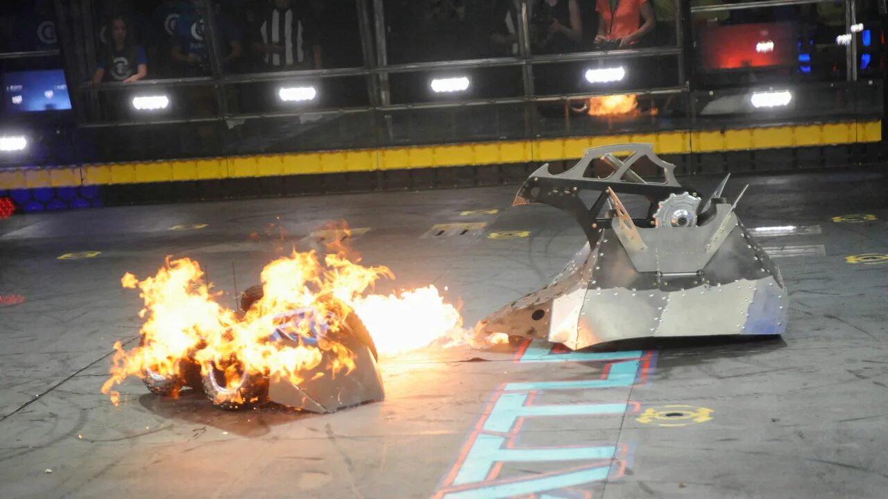 Бои роботов много денег. Боевые роботы battlebots. минотавр битвы роботов. битва роботов мёртвый металл. битва роботов юмор.