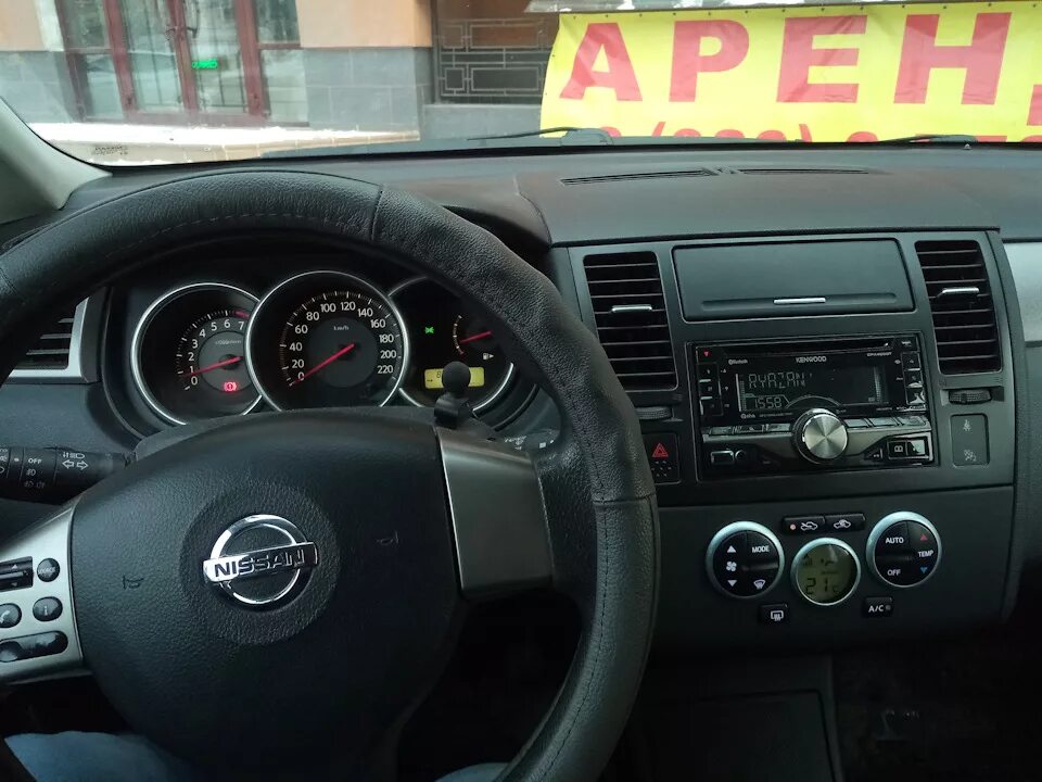 Держатель смартфона для nissan tiida. Накладка декоративная на торпедо ниссан тиида с11. Nissan tiida 2011 салон. Nissan tiida 2006 салон. Ниссан тиида 2004.