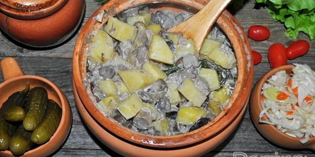Грибы с картошкой тушеные в горшочке. Лесные грибы в горшочках. грибочки в горшочке. грибной горшок. лесные грибы с картошкой в горшочках в духовке.