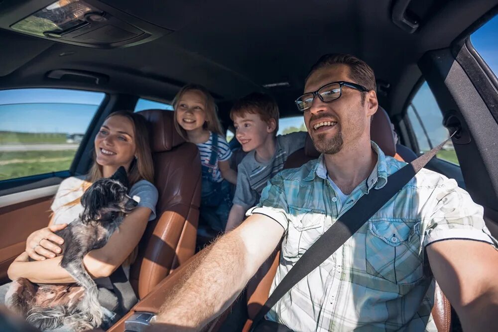 Cars travel ask. Путешествие на машине. Туристы на машине. Авто для путешествий. Счастливые люди в автомобиле.