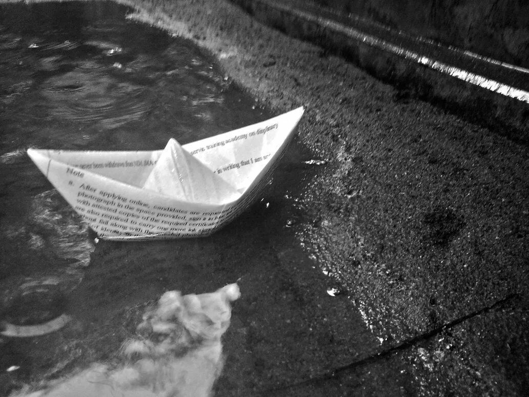 Кораблик из бумаги я по ручью пустил. Бумажный кораблик. Маленький бумажный кораблик. Бумажный кораблик в луже. Бумажный кораблик в ручье.